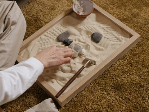 Ruhiger Garten als Symbol für Reizschutz und Erholung